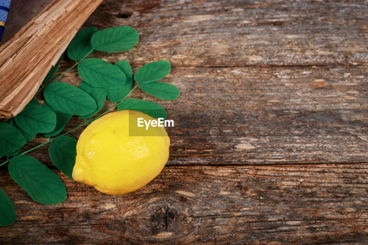 CLOSE-UP OF FRUITS ON WOOD