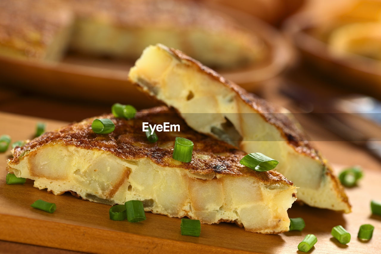 CLOSE-UP OF MEAL SERVED ON CUTTING BOARD