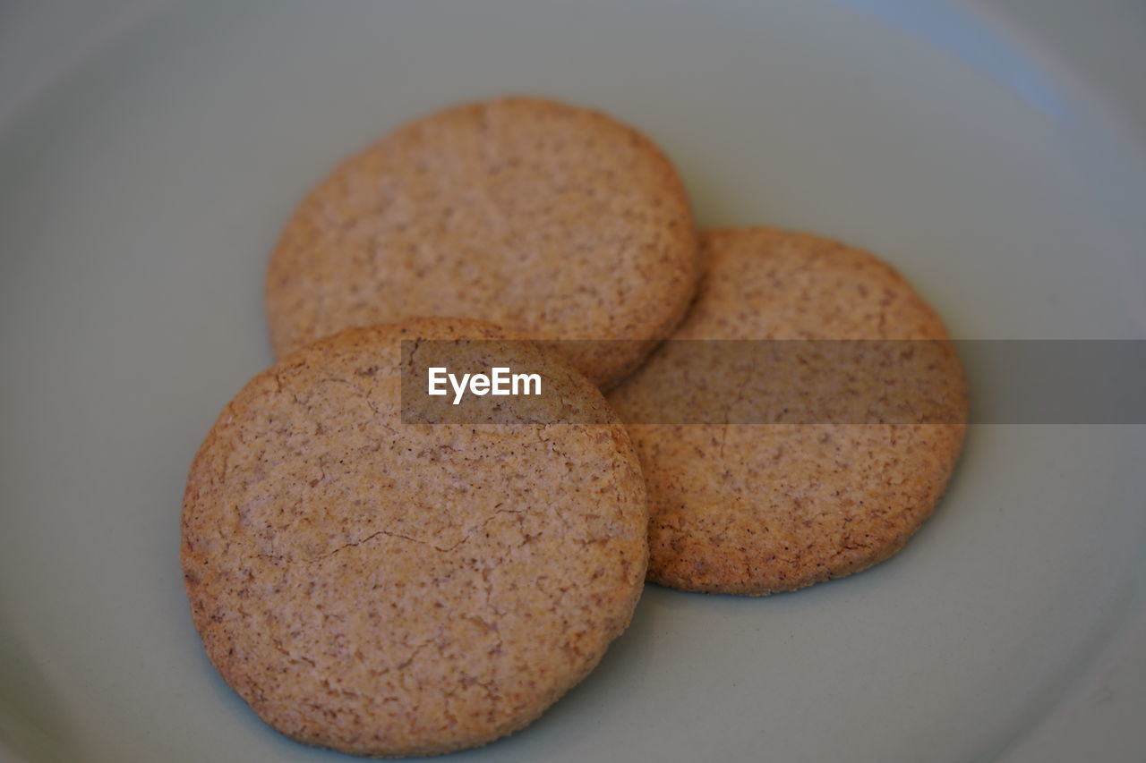 CLOSE-UP OF COOKIES IN PLATE ON TABLE