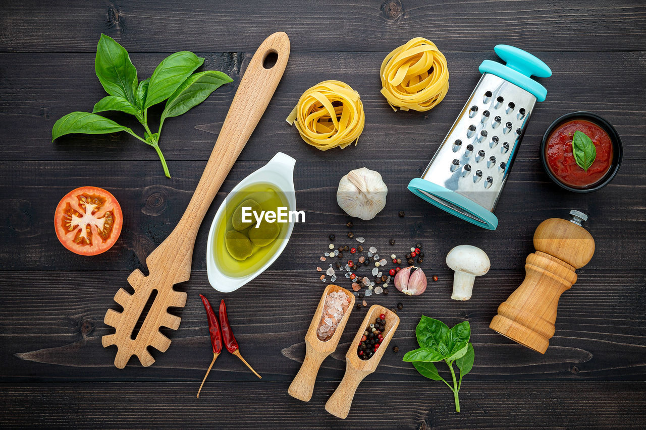 HIGH ANGLE VIEW OF VEGETABLES ON WOODEN TABLE