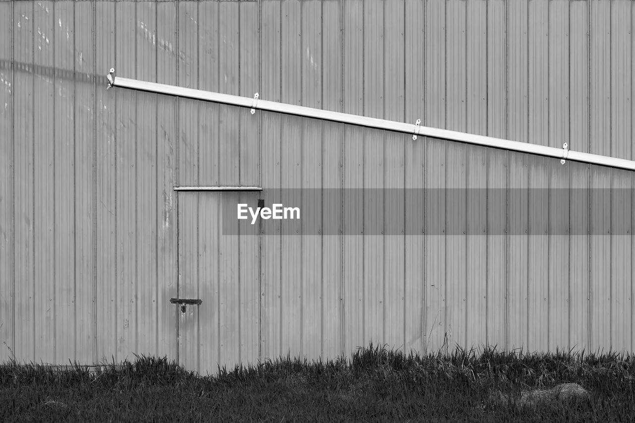 METALLIC STRUCTURE ON FIELD