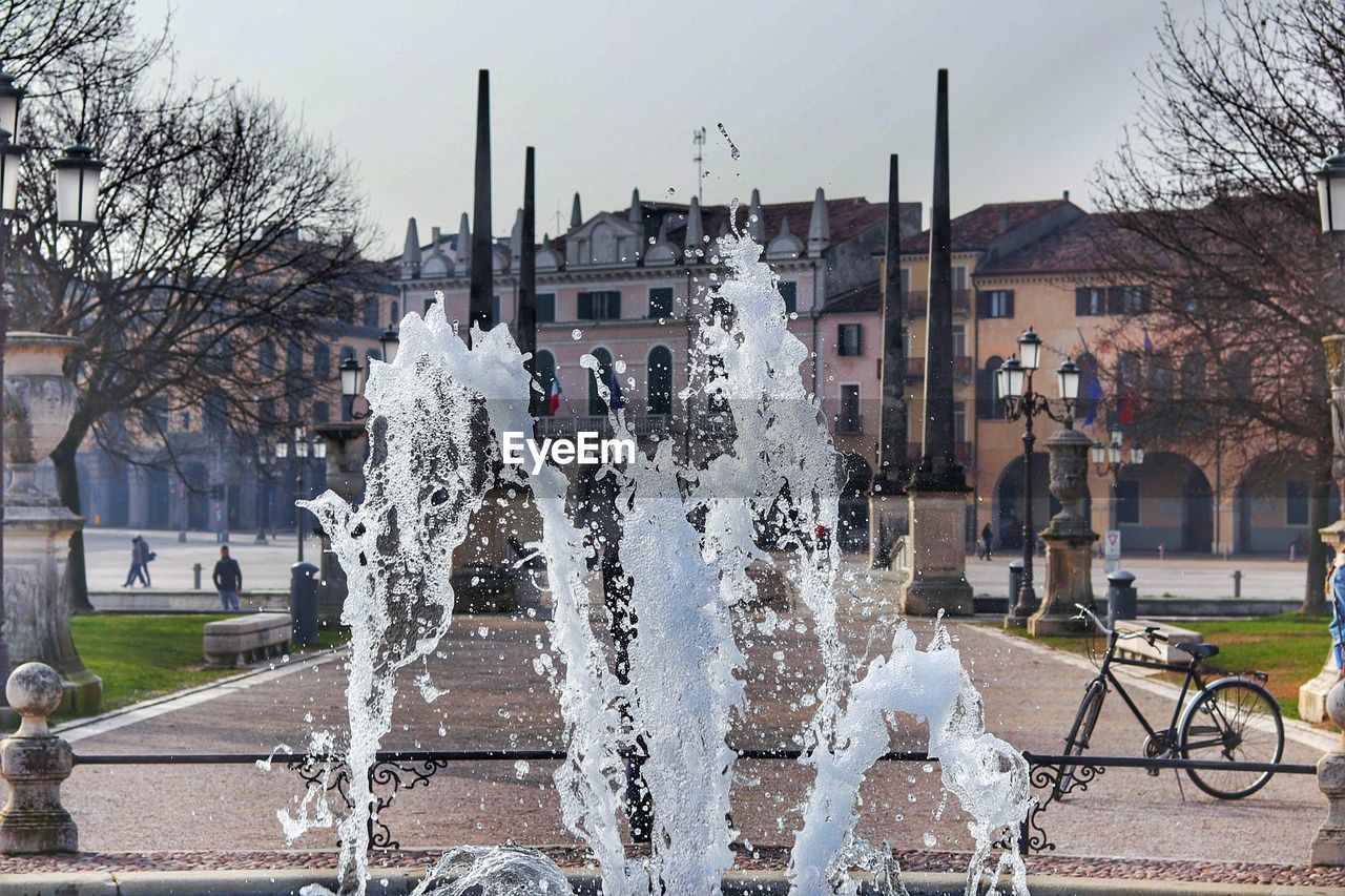 WATER FOUNTAIN IN CITY