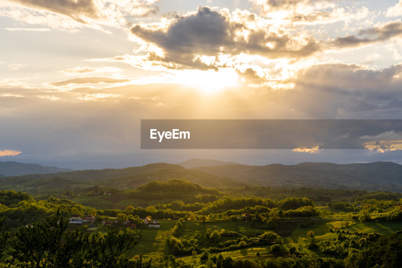 SCENIC VIEW OF LANDSCAPE AND MOUNTAINS AGAINST SKY