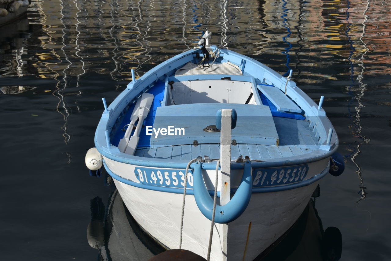 HIGH ANGLE VIEW OF BOAT MOORED AT SEA