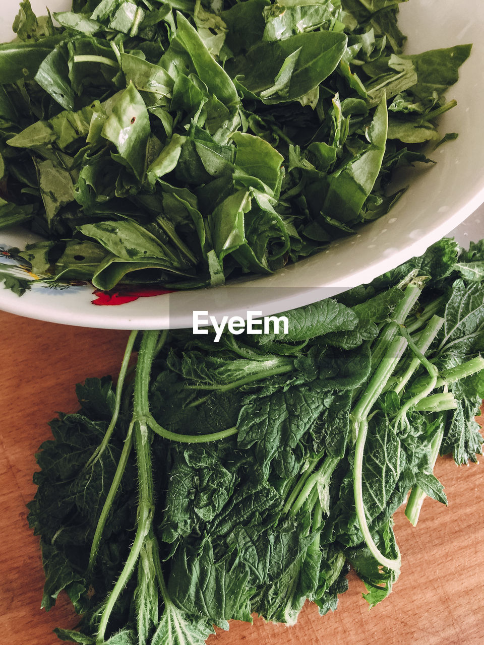 HIGH ANGLE VIEW OF CHOPPED VEGETABLES AND LEAVES