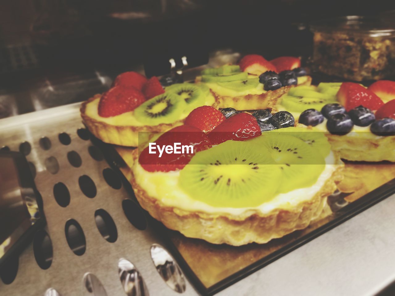 CLOSE-UP OF CAKE ON TABLE