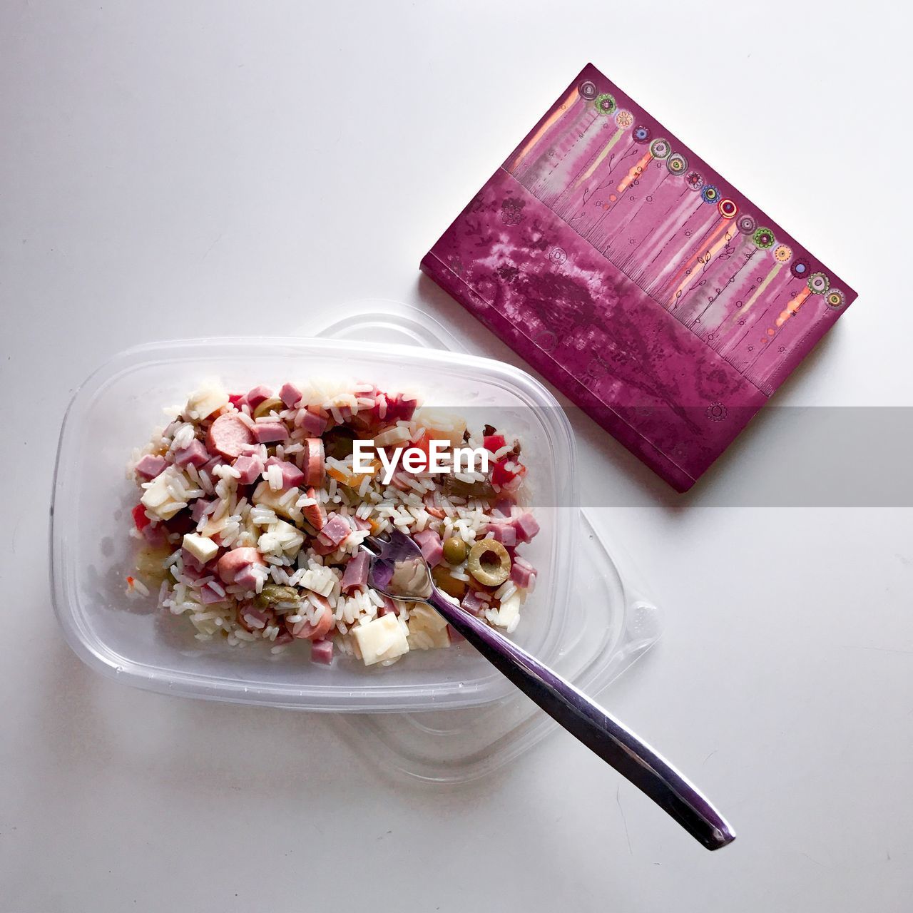 HIGH ANGLE VIEW OF SALAD IN BOWL