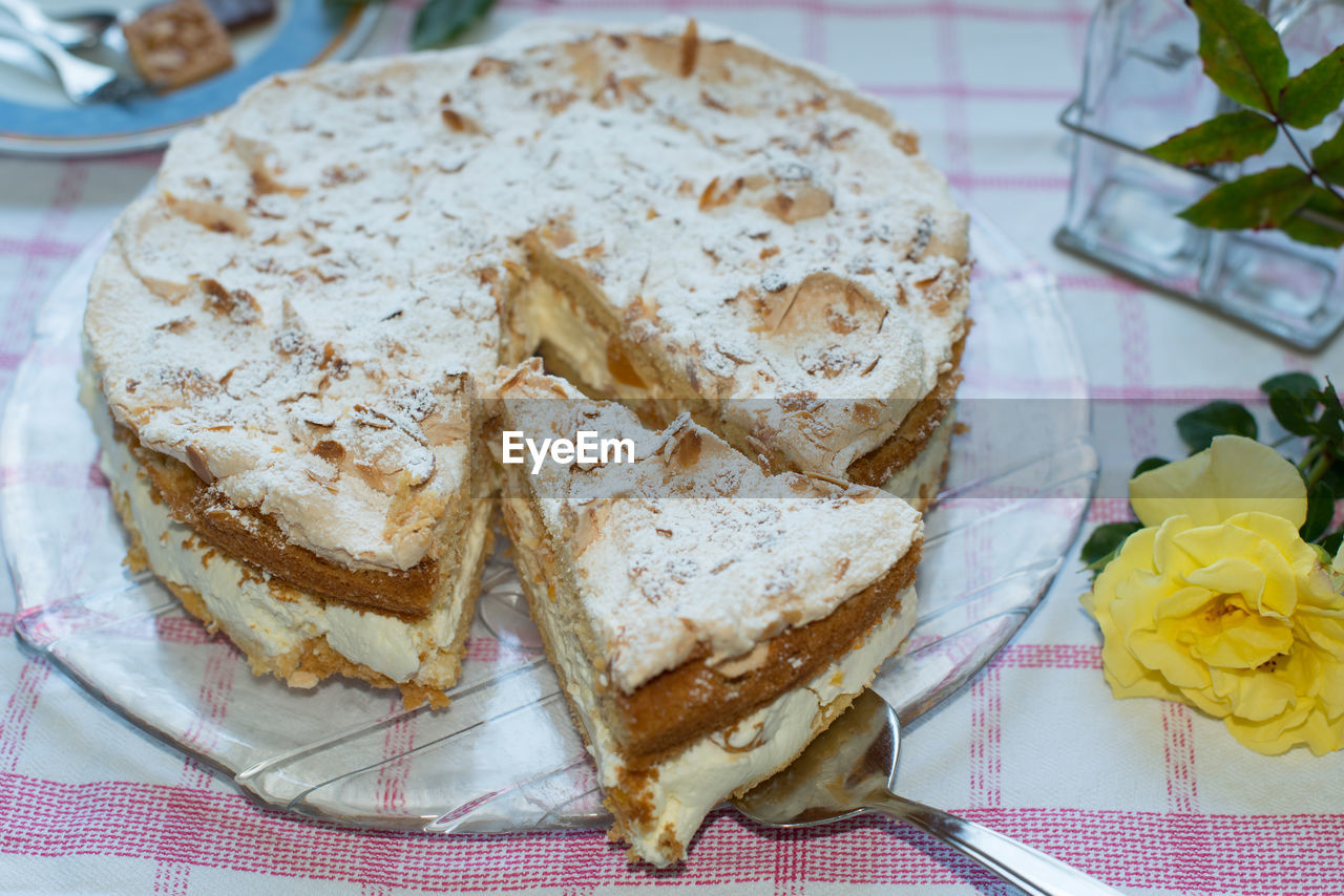 CLOSE-UP OF CAKE ON TABLE