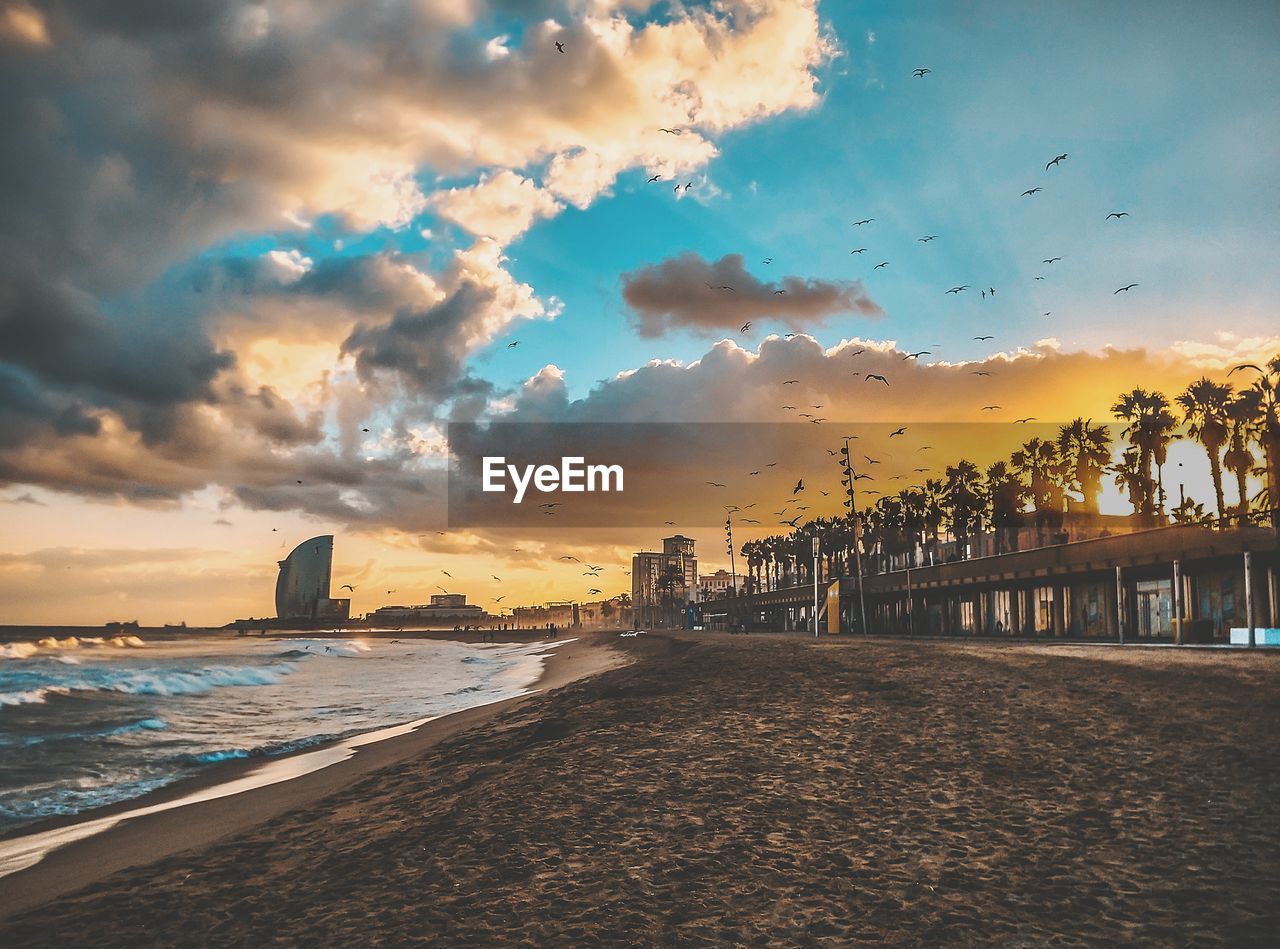 SCENIC VIEW OF SEA AGAINST SKY AT SUNSET