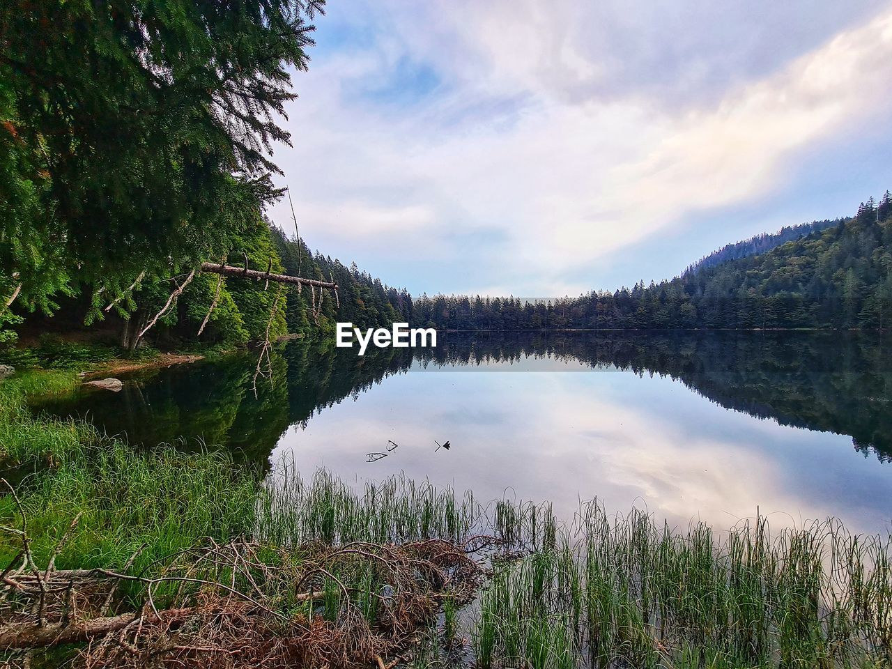 SCENIC VIEW OF LAKE WITH REFLECTION AGAINST SKY