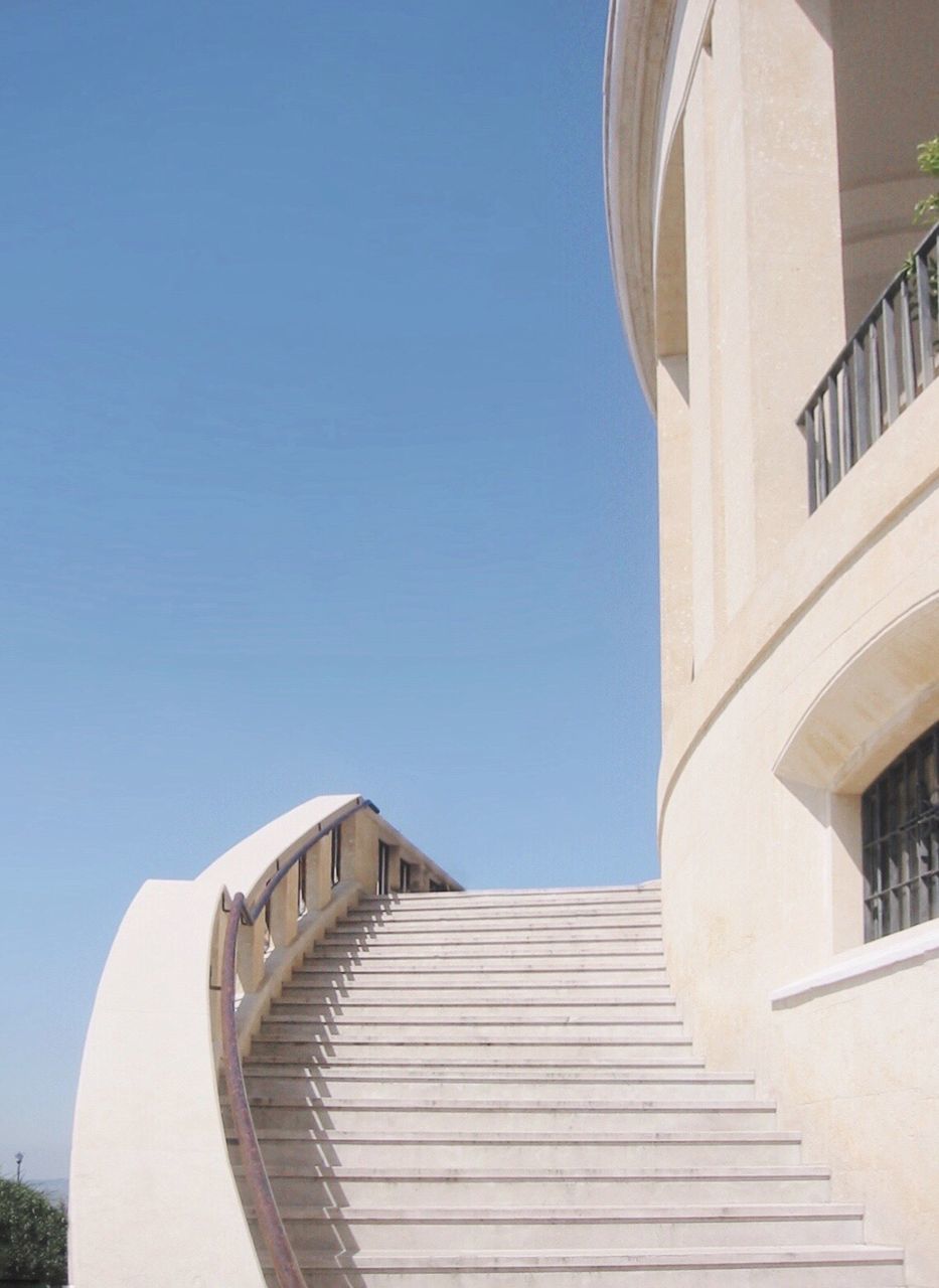 LOW ANGLE VIEW OF STAIRCASE AGAINST CLEAR SKY