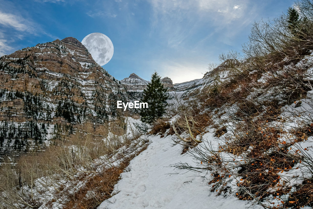 SCENIC VIEW OF SNOW COVERED MOUNTAIN AGAINST SKY