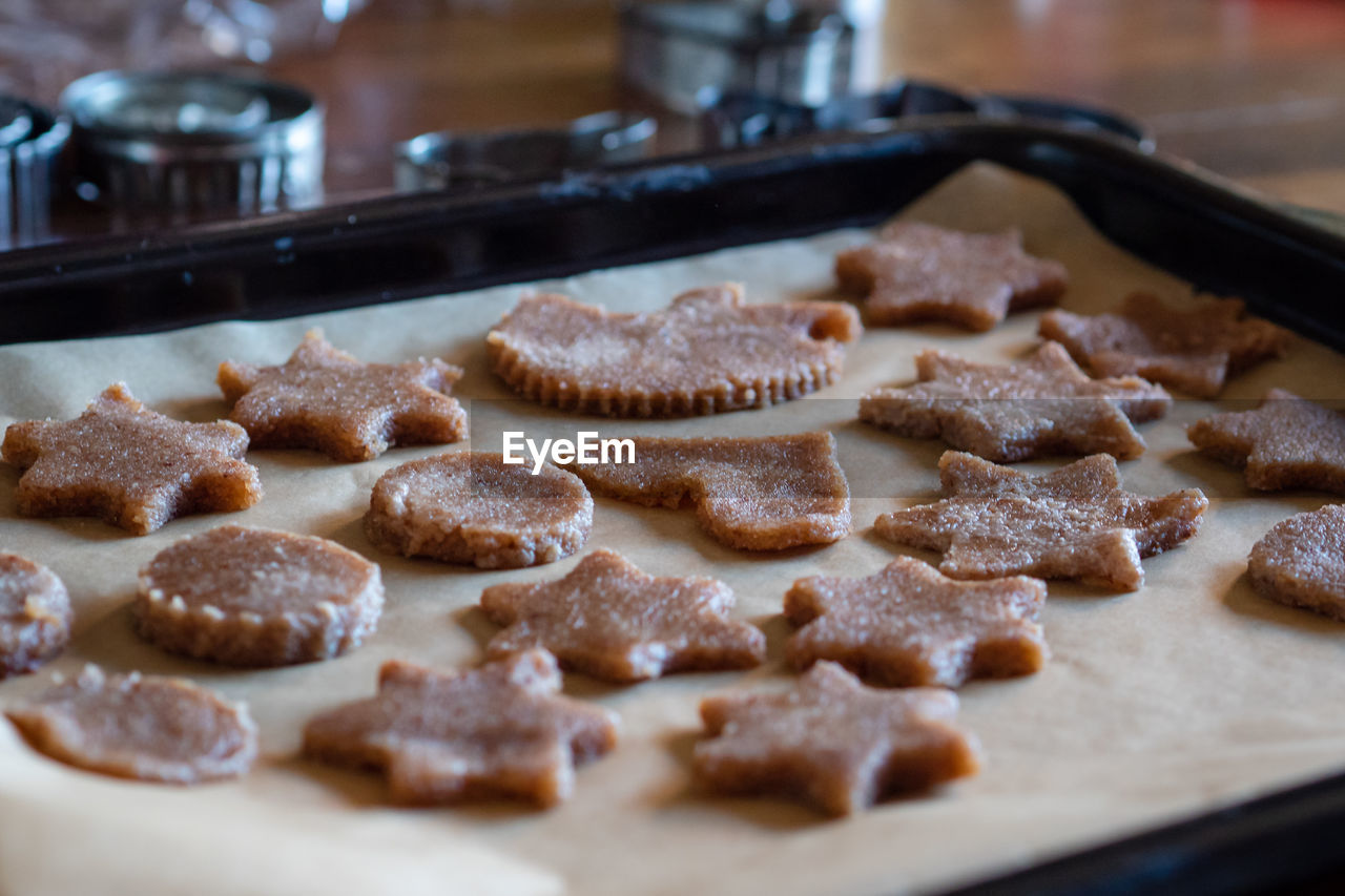 HIGH ANGLE VIEW OF COOKIES IN TRAY