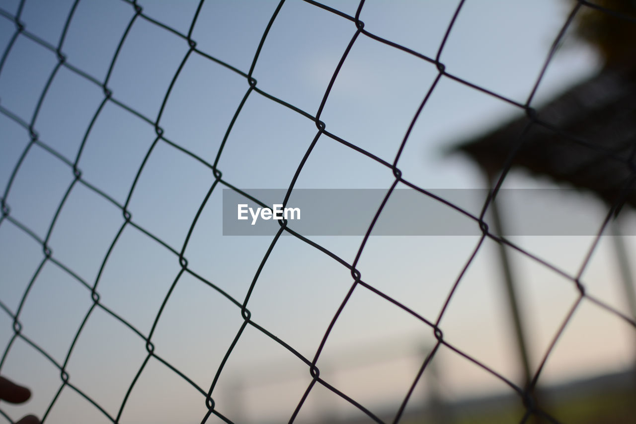 CLOSE-UP VIEW OF CHAINLINK FENCE