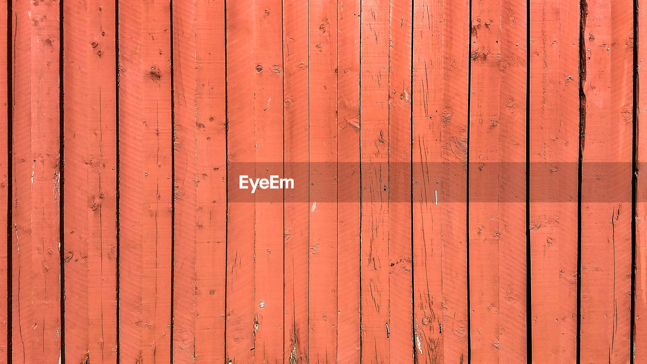 CLOSE-UP OF WOODEN WALL