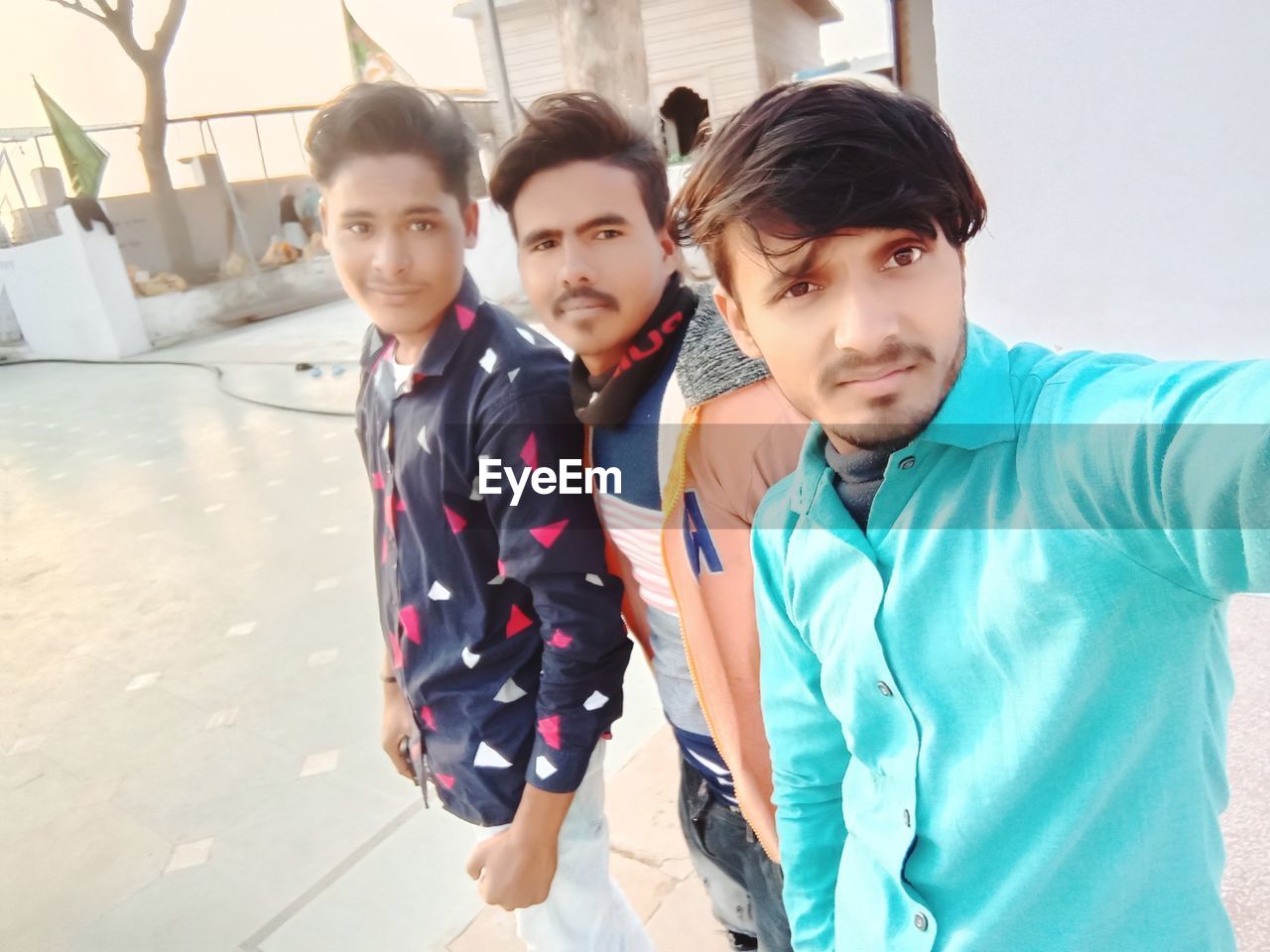 PORTRAIT OF FRIENDS WITH PEOPLE IN PARK