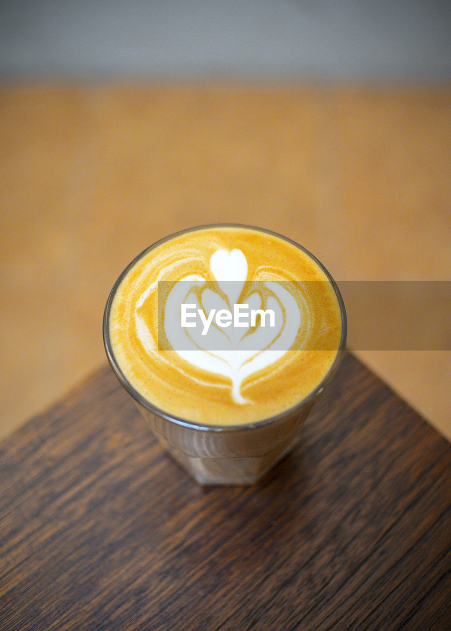 CLOSE-UP OF COFFEE CUP