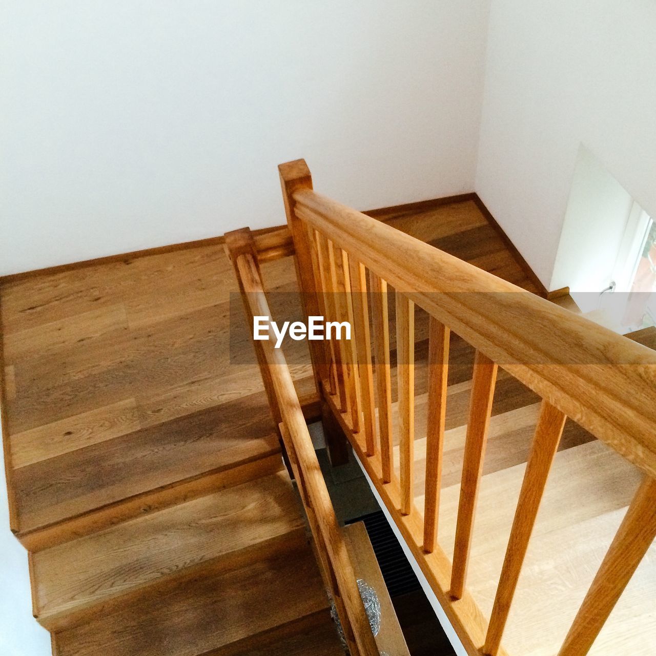 HIGH ANGLE VIEW OF STAIRCASE IN HOUSE