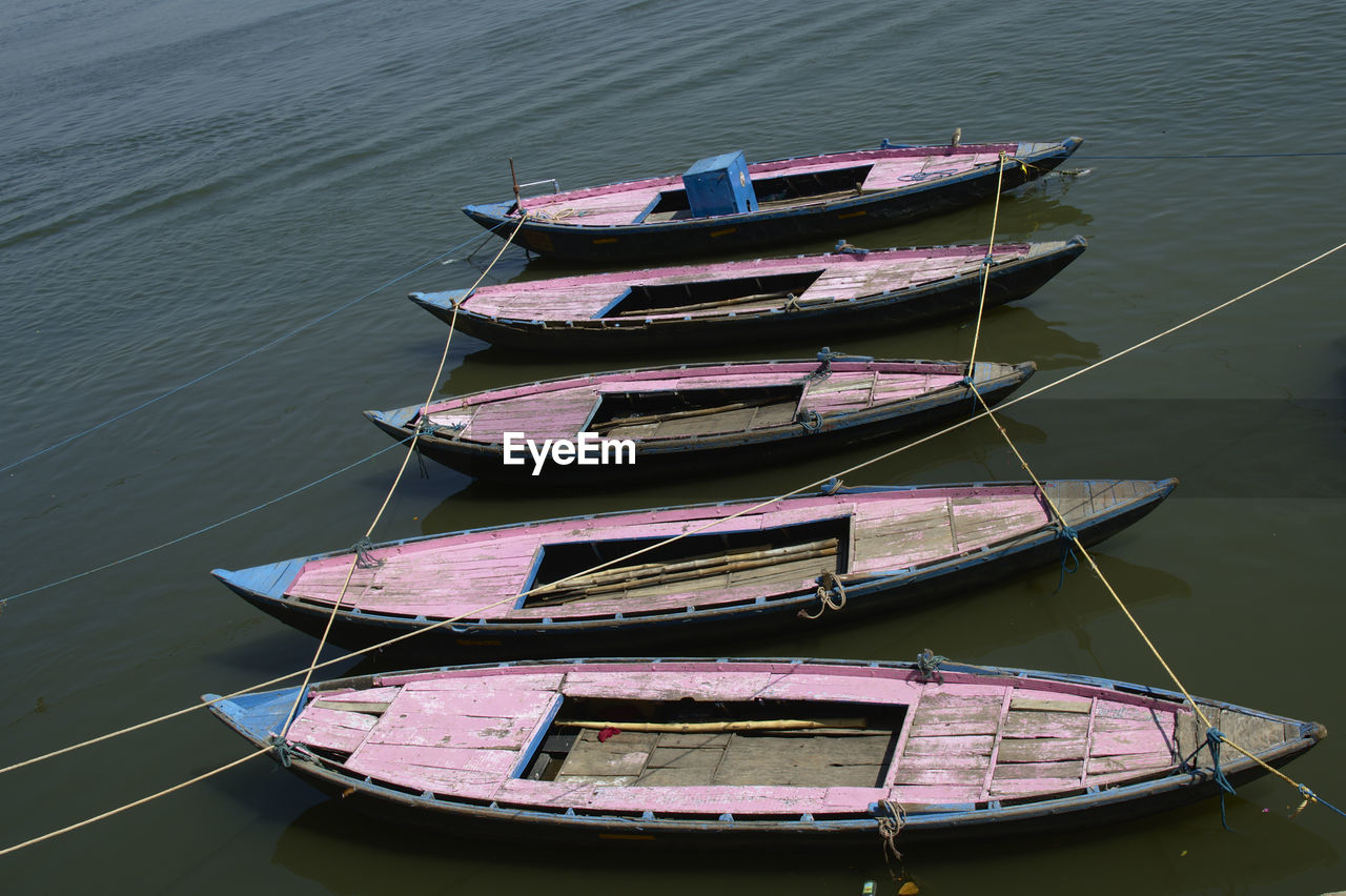 HIGH ANGLE VIEW OF BOATS MOORED IN SEA
