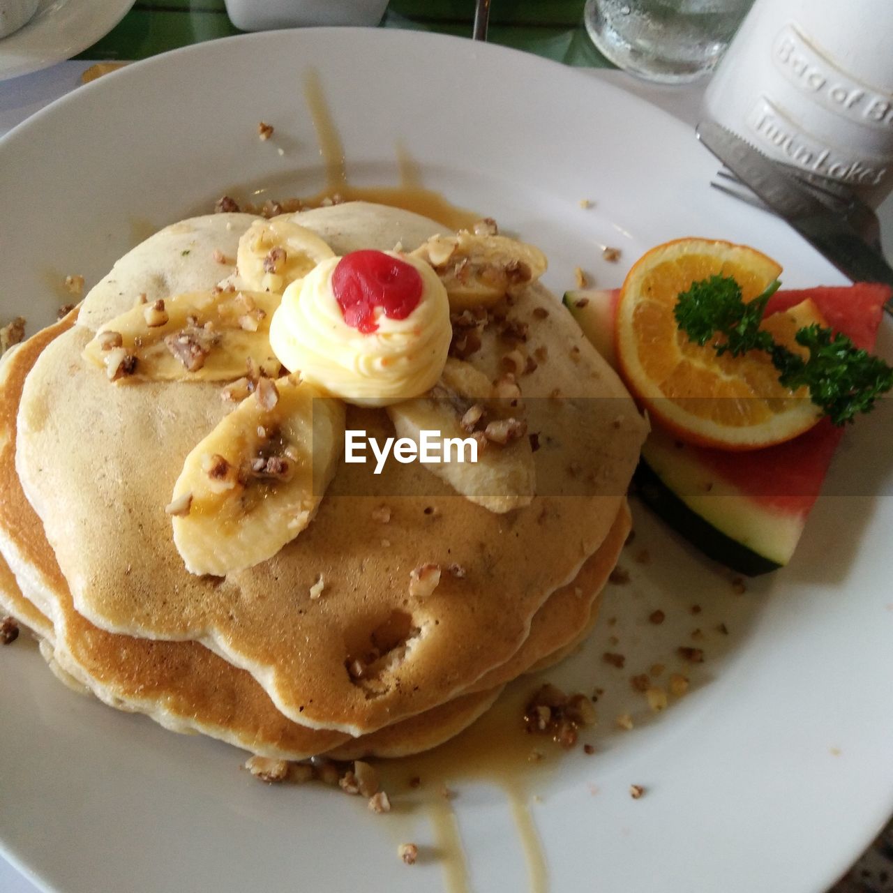 CLOSE-UP OF FOOD