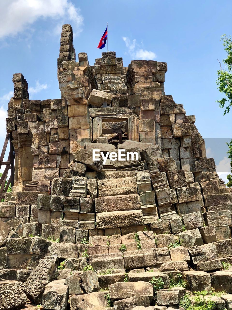 LOW ANGLE VIEW OF A TEMPLE AGAINST SKY