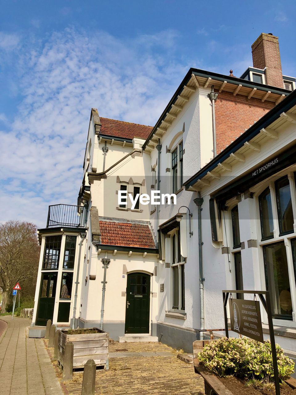 LOW ANGLE VIEW OF HOUSES AGAINST SKY