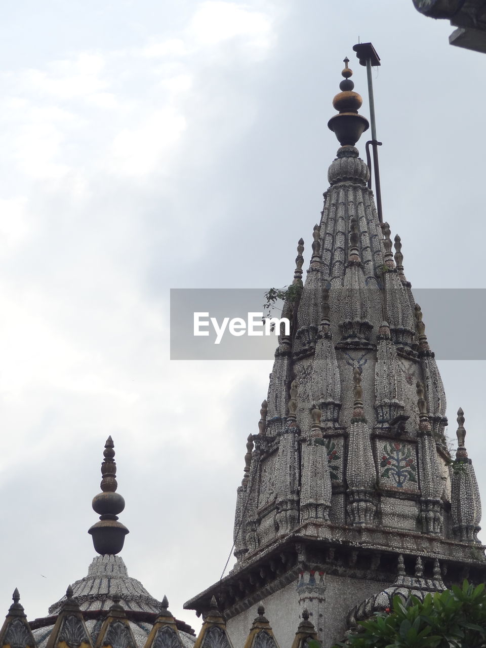 LOW ANGLE VIEW OF TEMPLE AGAINST SKY