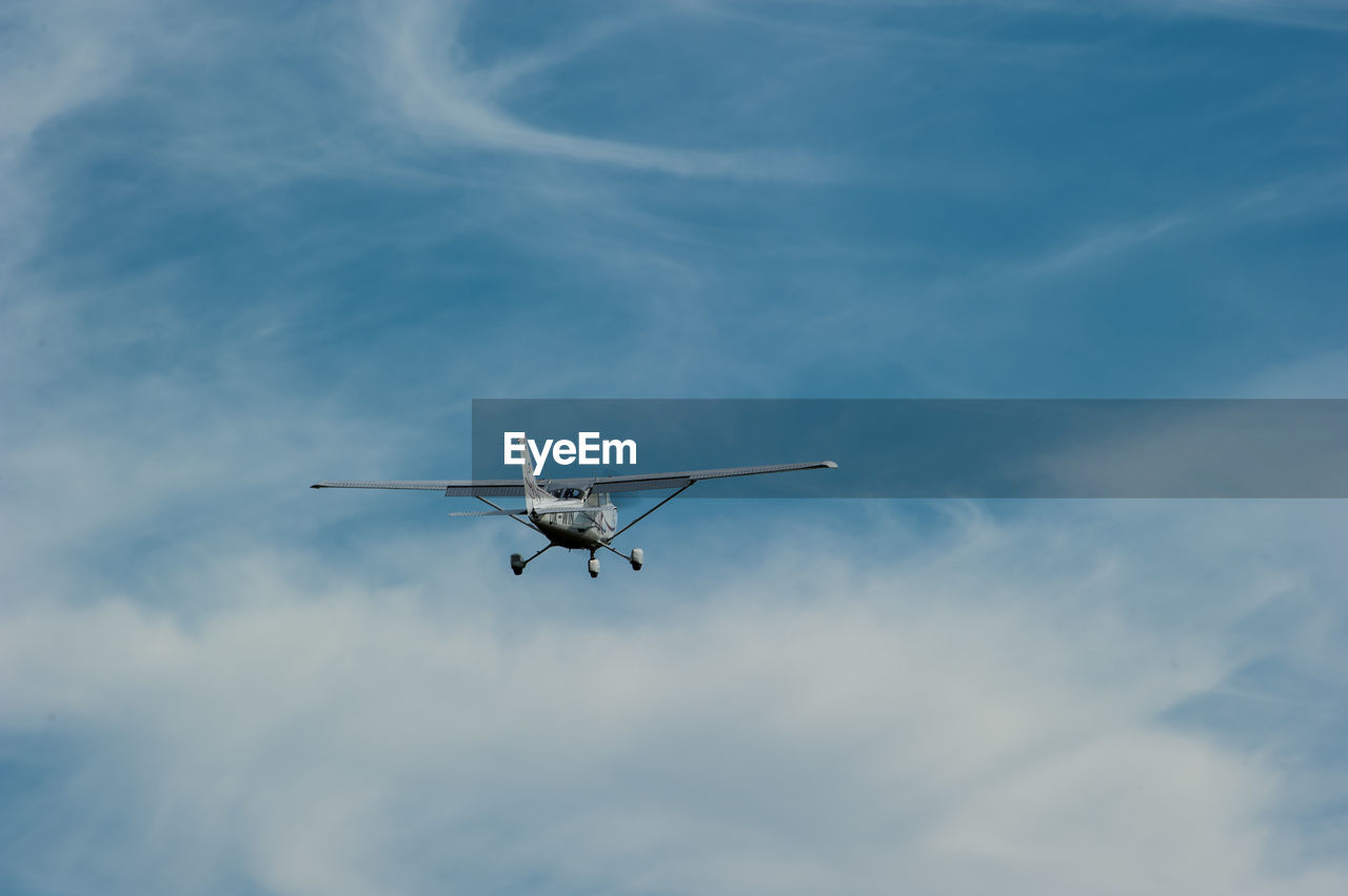 LOW ANGLE VIEW OF AIRPLANE FLYING AGAINST SKY