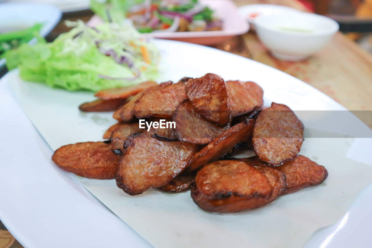 HIGH ANGLE VIEW OF MEAT IN PLATE