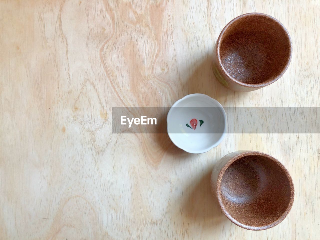 DIRECTLY ABOVE SHOT OF COFFEE CUP ON WOODEN TABLE