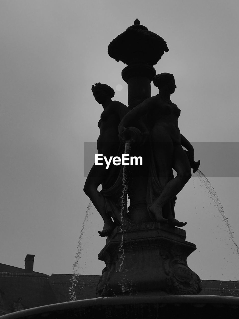 LOW ANGLE VIEW OF STATUE AGAINST SKY