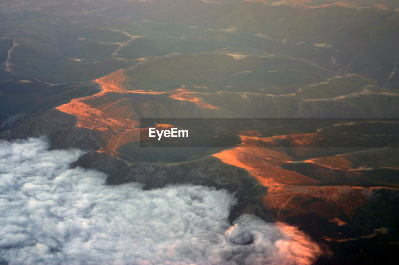 AERIAL VIEW OF MOUNTAIN AGAINST SKY