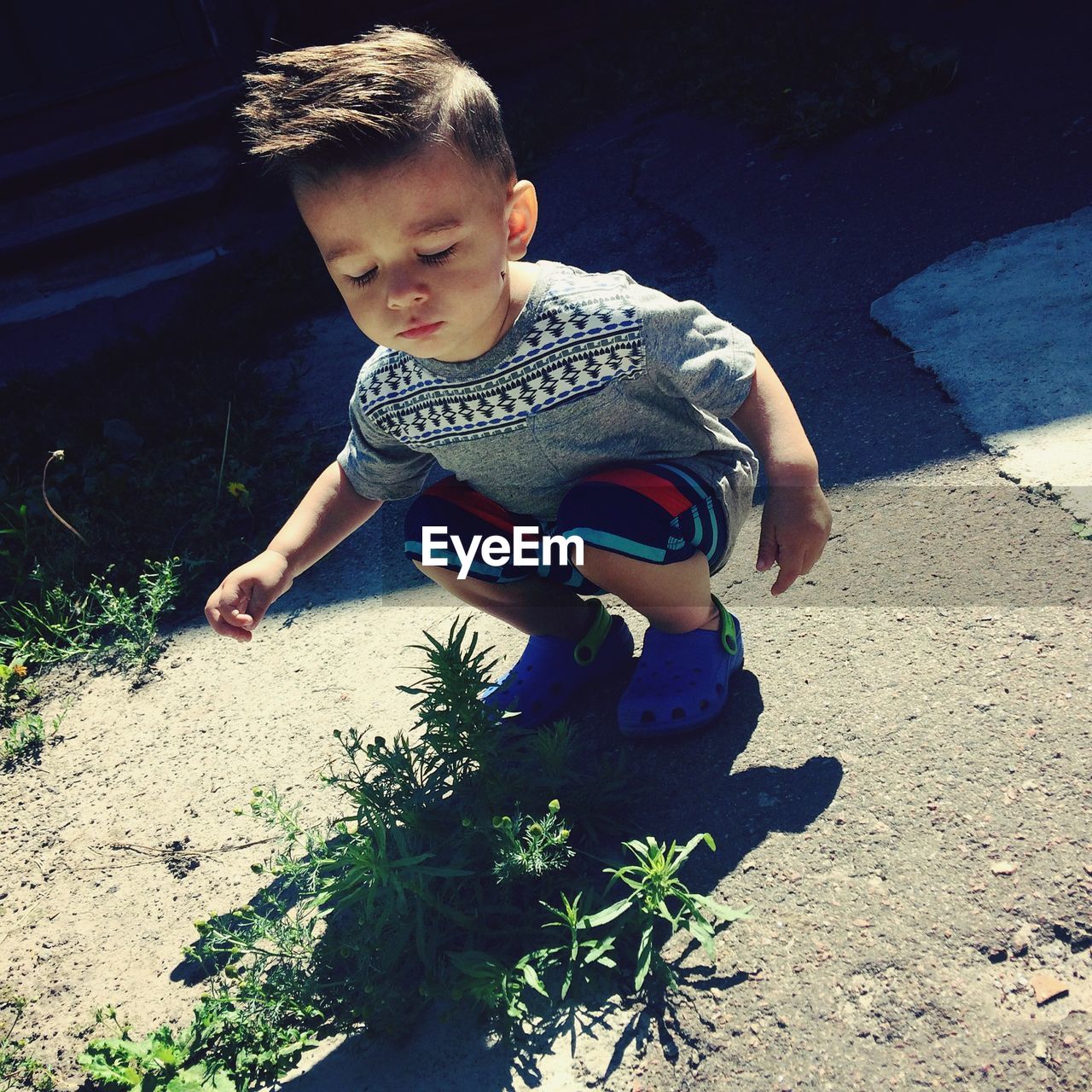 HIGH ANGLE VIEW OF CUTE BOY ON SHORE
