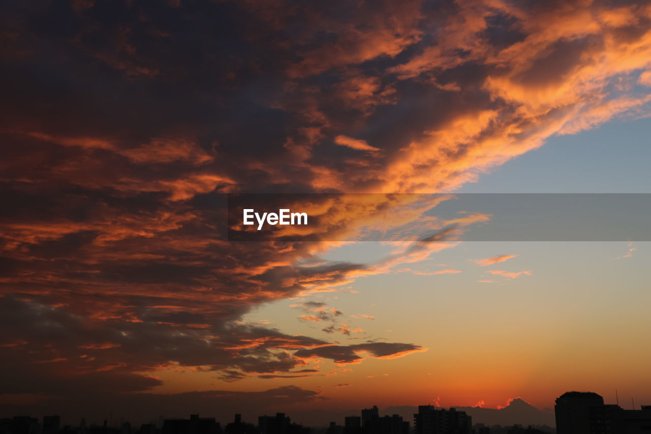 sky, cloud, sunset, afterglow, nature, beauty in nature, red sky at morning, dramatic sky, architecture, city, orange color, scenics - nature, landscape, horizon, silhouette, building exterior, environment, built structure, no people, urban skyline, dawn, outdoors, cityscape, tranquility, building, cloudscape, sunlight, evening, tranquil scene, travel destinations, idyllic, sun, multi colored, atmospheric mood, moody sky