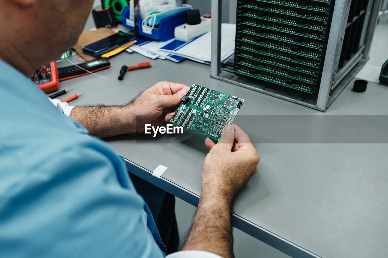 Person with plate in hands and plate holder