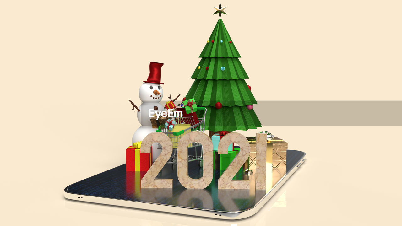 CLOSE-UP OF CHRISTMAS DECORATION