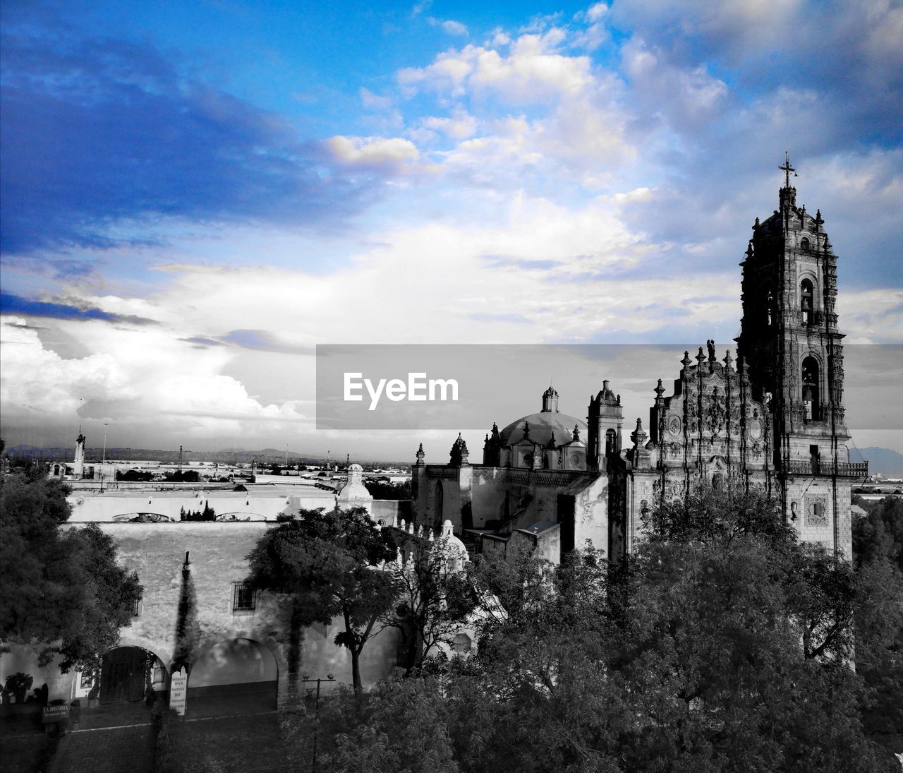 PANORAMIC VIEW OF BUILDINGS IN CITY