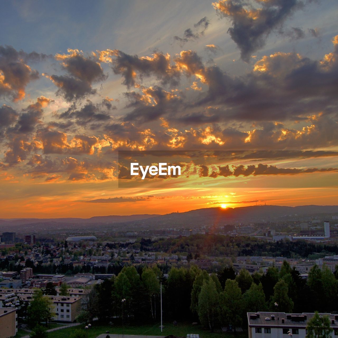 VIEW OF CITYSCAPE AT SUNSET