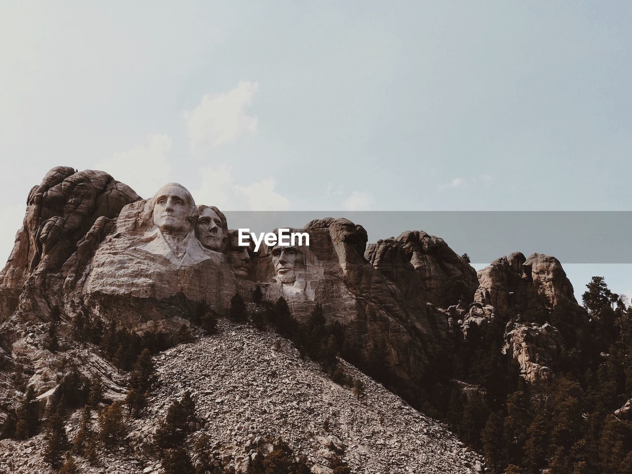 LOW ANGLE VIEW OF STATUE AGAINST ROCKS