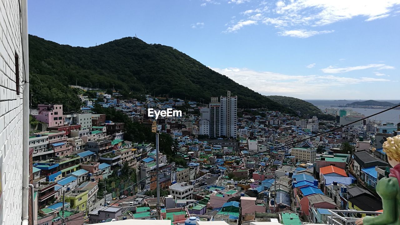 HIGH ANGLE VIEW OF BUILDINGS IN CITY