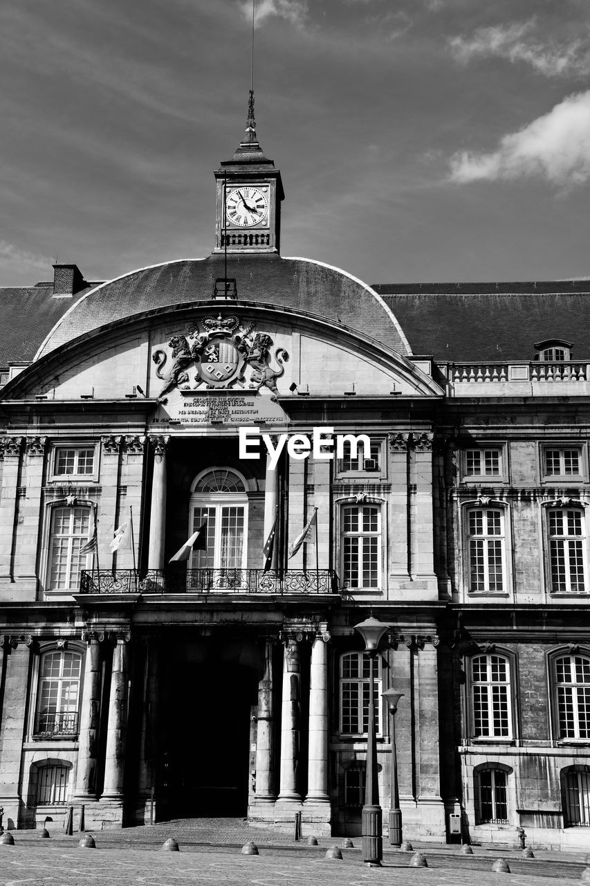 LOW ANGLE VIEW OF HISTORIC BUILDING AGAINST SKY