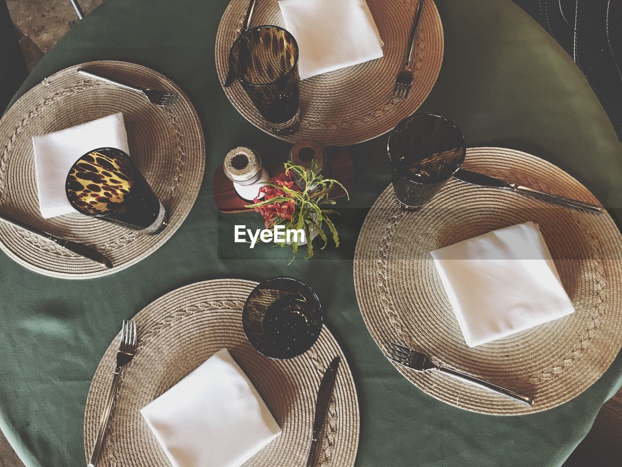 HIGH ANGLE VIEW OF WICKER BASKET IN PLATE