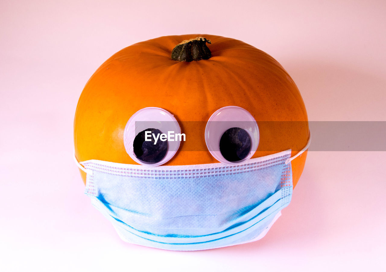 HIGH ANGLE VIEW OF PUMPKIN IN CONTAINER