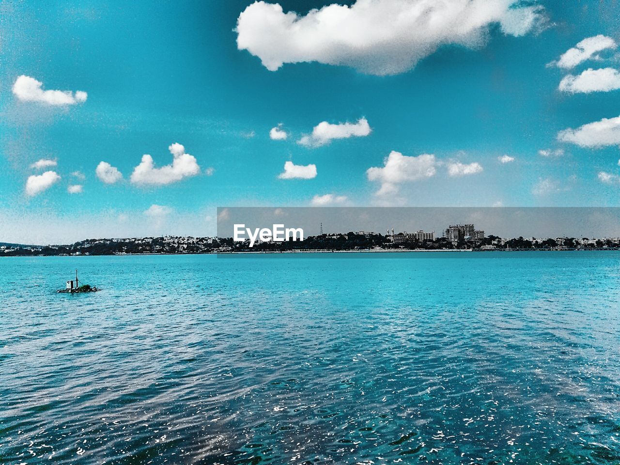 PANORAMIC VIEW OF SEA AGAINST BLUE SKY