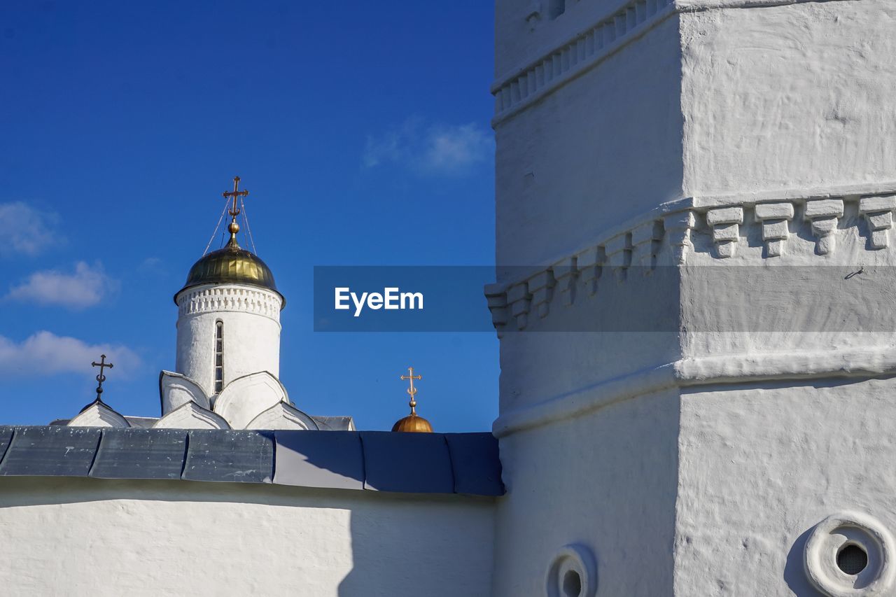 LOW ANGLE VIEW OF LIGHTHOUSE AGAINST SKY