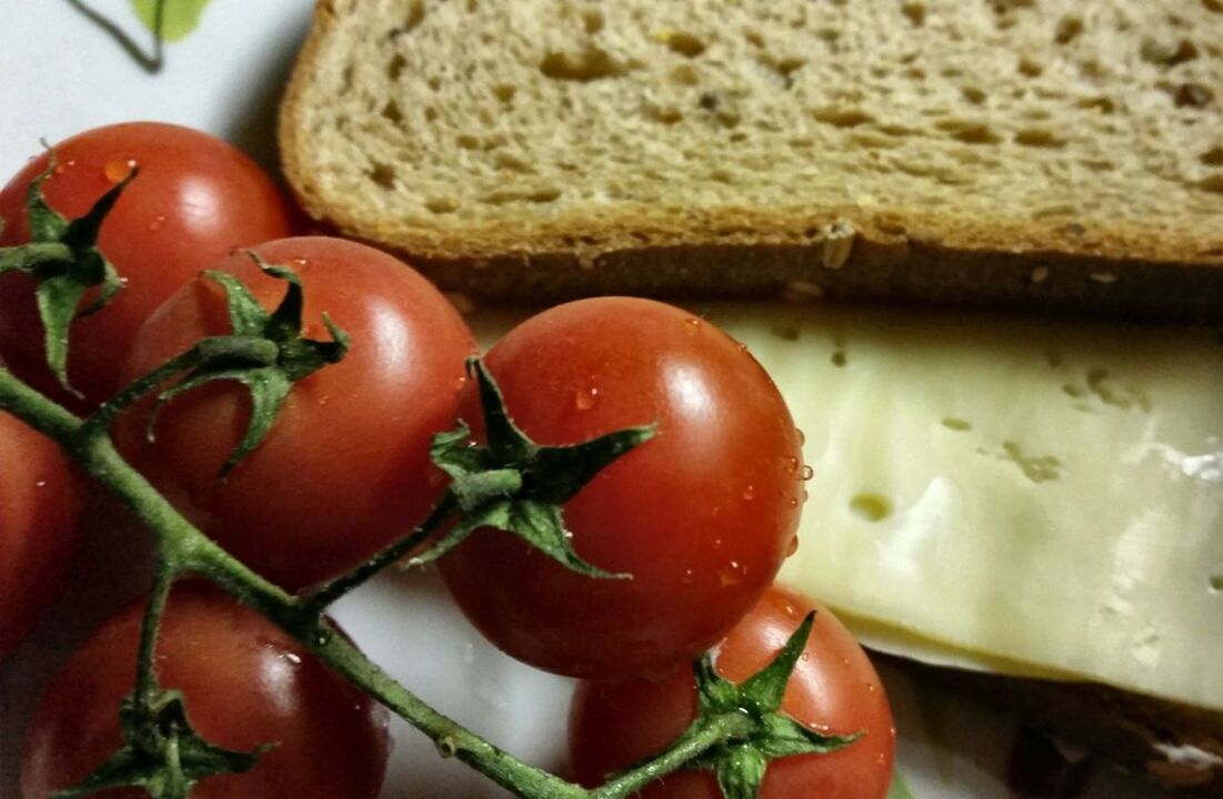 CLOSE-UP OF TOMATOES