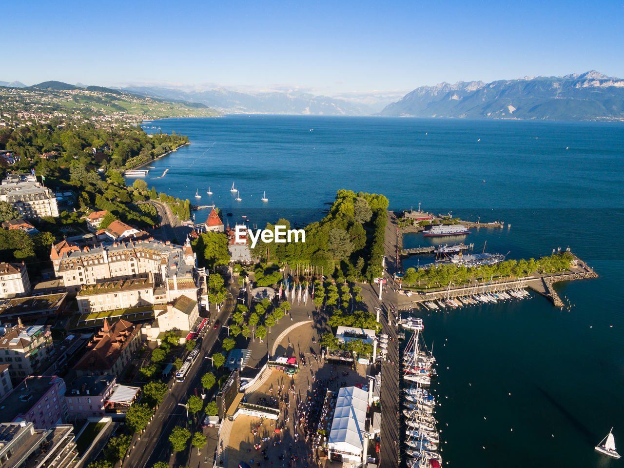 HIGH ANGLE VIEW OF TOWNSCAPE BY SEA