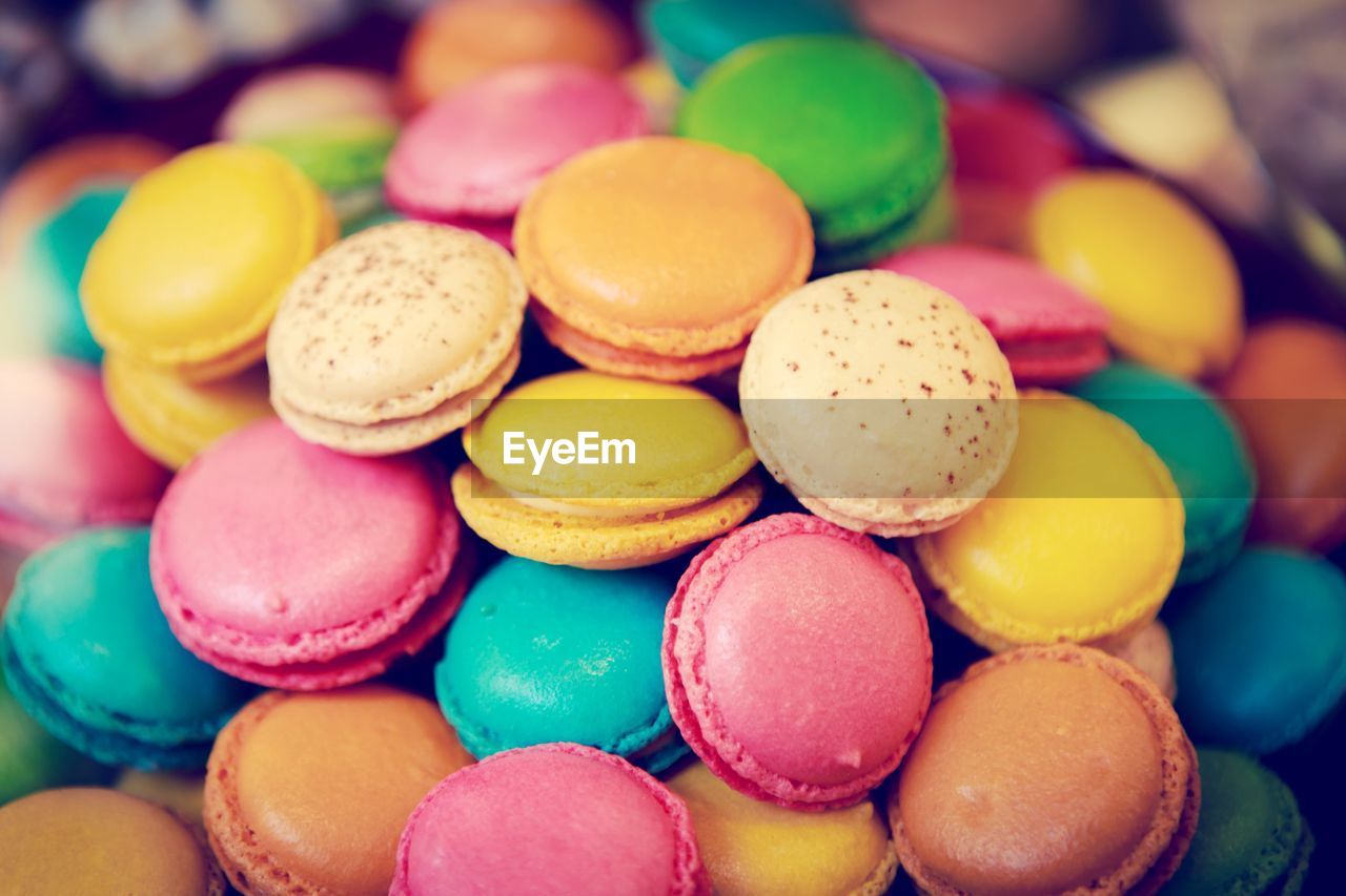 HIGH ANGLE VIEW OF COLORFUL CANDIES IN PLATE