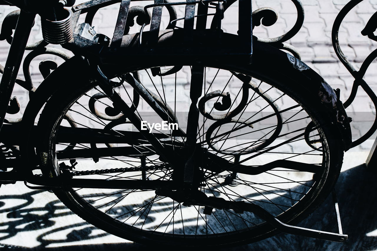 CLOSE UP OF BICYCLE WHEEL