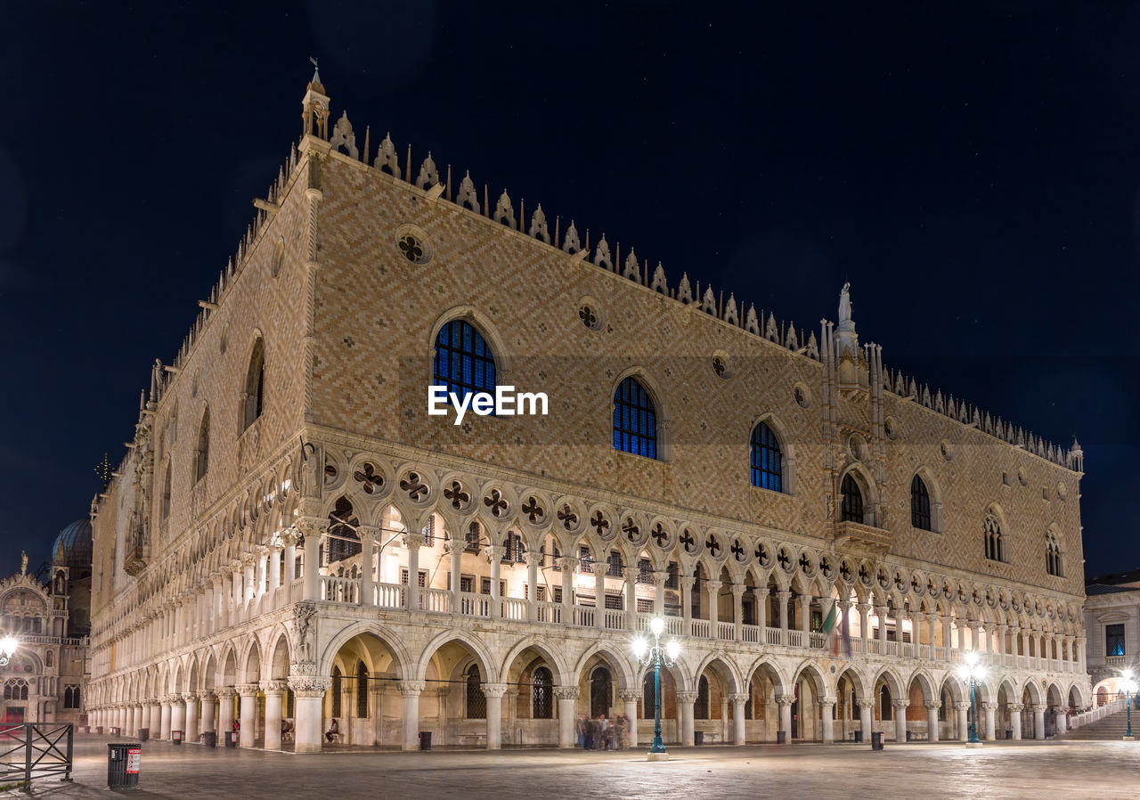 LOW ANGLE VIEW OF HISTORICAL BUILDING AGAINST SKY